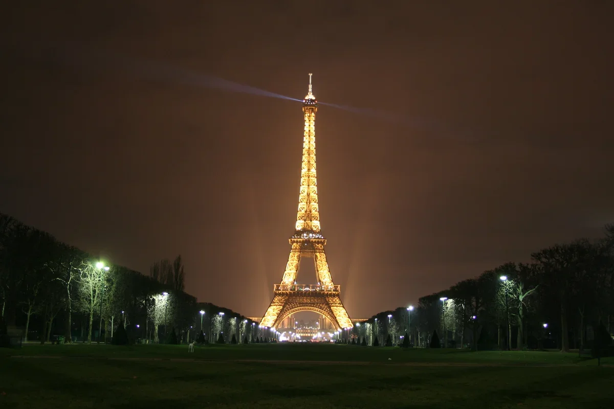 Подсветка Эйфелевой башни: когда вы сможете увидеть ее сияние? Вот правильное время